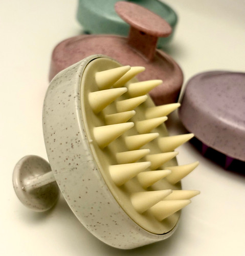 سرشور رنگ کرمی در جلو تصویر